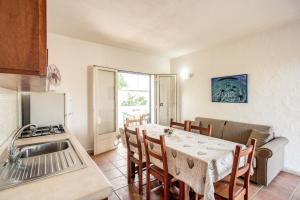 cocina y comedor con mesa y sillas en La Casa della Stella Marina, en Marina di Mancaversa