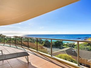 Elle comprend un balcon offrant une vue sur l'océan. dans l'établissement Le Point 702 Luxury and Views, à Forster