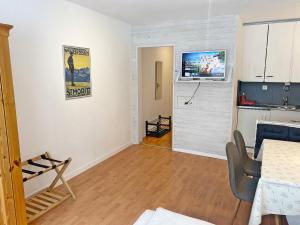 um quarto com uma cozinha e uma sala de estar em Zentrale gemütliche Wohnung St Moritz - A212 em St. Moritz