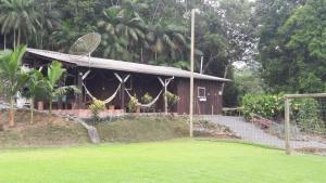 une maison avec un terrain de football devant elle dans l'établissement Sítio para Famílias em Pomerode - Santa Catarina, à Pomerode