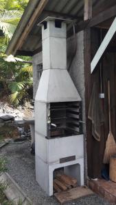 un horno al aire libre sentado fuera de una casa en Sítio para Famílias em Pomerode - Santa Catarina, en Pomerode
