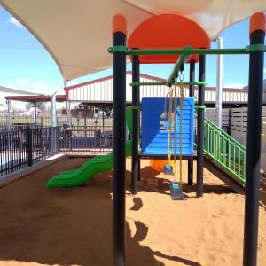 un parque infantil con tobogán y columpio en Sunshine Gardens Bourke Resort, en Bourke