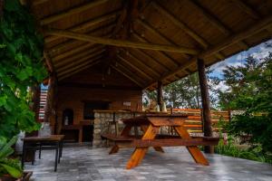 una mesa de picnic y un banco en un pabellón en Cabañas Abigail en Nono