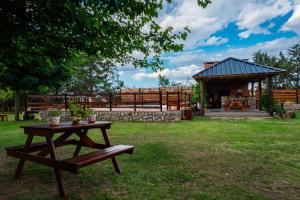 una mesa de picnic en un patio con cenador en Cabañas Abigail en Nono