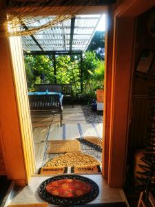 an open door to a patio with a table at Ferienhaus mit riesen Garten, drei Terrassen, toller Aussicht am Waldrand, auch als Monteur-Wohnung in Hemer