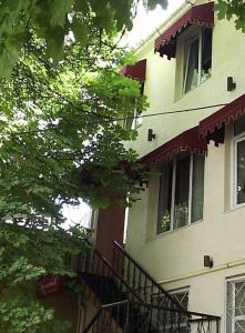 ein Gebäude mit einer Treppe davor in der Unterkunft Annabelle отель in Odessa