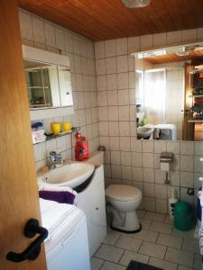 Ванна кімната в Ferienhaus mit riesen Garten, drei Terrassen, toller Aussicht am Waldrand, auch als Monteur-Wohnung