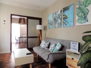 ein Wohnzimmer mit einem Sofa und einem Tisch in der Unterkunft Encantador Dpto, ubicación Única! Paga en pesos! in Salta
