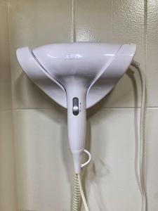 a white hair dryer hanging on a wall at Hostal Restaurante Méndez in Villafranca del Bierzo