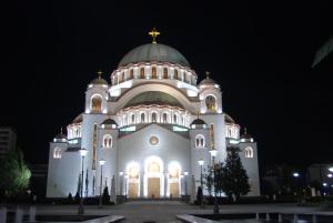 un grande edificio a cattedrale con tetto a cupola di notte di Belvedere Skadarska Apartment a Belgrado