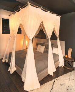 1 dormitorio con 1 cama con mosquiteras en Foxden, en Los Ángeles