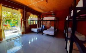 Pokój z łóżkiem piętrowym i oknem w obiekcie Cat Tien Backpackers Hostel w mieście Cat Tien