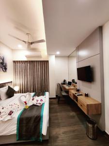 Una televisión o centro de entretenimiento en PARK IRIS HOTELS, Bharathi Nagar