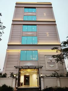 Un edificio alto con un cartel. en PARK IRIS HOTELS, Bharathi Nagar, en Vijayawāda