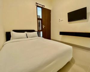 Ένα ή περισσότερα κρεβάτια σε δωμάτιο στο RedDoorz at Arkana Seturan Pakuwon Mall