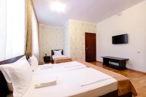 Tempat tidur dalam kamar di Hotel Dvorets Svadeb