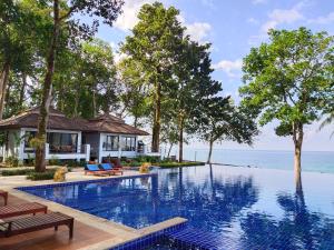 Bazén v ubytování Chang Buri Resort & Koh Chang Hillside nebo v jeho okolí