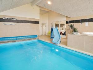 Piscina a 18 person holiday home in Bogense o a prop