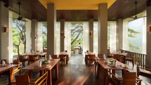 En restaurant eller et spisested på Maya Ubud Resort & Spa