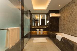 Een badkamer bij dusitD2 Salwa Doha