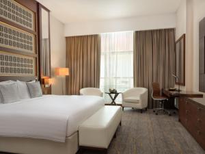 Een bed of bedden in een kamer bij dusitD2 Salwa Doha