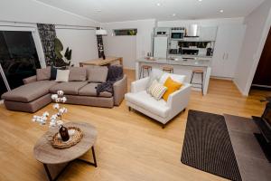 Seating area sa Mountain Glass - Ohakune Holiday Home