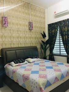 מיטה או מיטות בחדר ב-D Wangi Homestay Pasir Gudang at Ecotropic