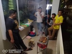 D Wangi Homestay Pasir Gudang at Ecotropic في باسير غونداغ: مجموعة من الرجال واقفين في غرفة