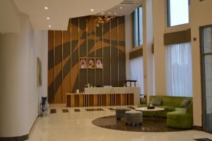 a lobby with a reception desk in a building at شقة فاخرة بالخبر- حي الحمراء in Al Khobar