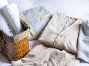 京都Onyado Nono Kyoto Shichijo Natural Hot Spring的床上的柳条篮和衣服