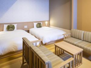 京都Onyado Nono Kyoto Shichijo Natural Hot Spring的有两张床和一张沙发的酒店房间