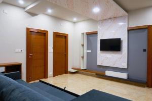 TV in/ali zabaviščno središče v nastanitvi Classio Residency