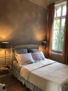 Un pat sau paturi într-o cameră la Château d'en haut