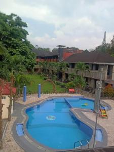 uma grande piscina com escorrega e um parque infantil em Hotel Bahtera PT.Pelni em Bogor