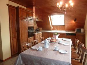 a kitchen with a table with a white table cloth at Marronnier in Epfig