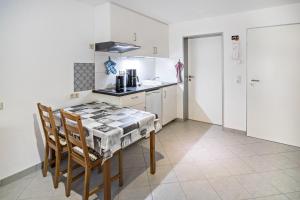 a kitchen with a table and chairs in a room at Haus Ruther - Apartment in Bad Saulgau
