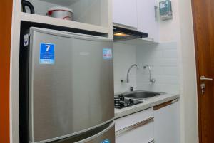 Η κουζίνα ή μικρή κουζίνα στο Comfy with Modern Style 1BR Grand Kamala Lagoon Apartment By Travelio