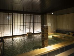 京都Onyado Nono Kyoto Shichijo Natural Hot Spring的房间里有一个大水池，里面有一个浴缸 更多37张照片