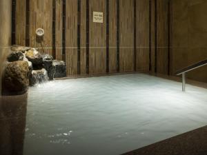 京都Onyado Nono Kyoto Shichijo Natural Hot Spring的舞台上有水池的房间