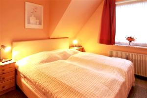 2 bedrooms appartement with garden and wifi at Westerland Sylt 1 km away from the beachにあるベッド