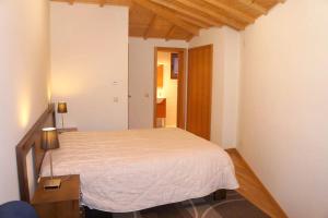ein Schlafzimmer mit einem weißen Bett in einem Zimmer in der Unterkunft Comfortable Countryside House in Eira-Vedra with Shared Pool in Vieira do Minho