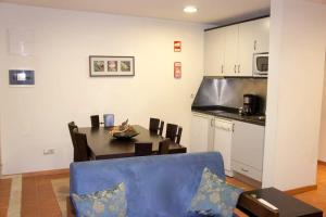 eine Küche und ein Esszimmer mit Tisch und Stühlen in der Unterkunft Comfortable Countryside House in Eira-Vedra with Shared Pool in Vieira do Minho + 9 Fotos