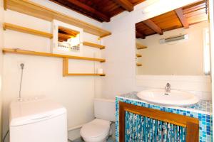 a bathroom with a toilet and a sink at Appartement charmant avec piscine à Porticcio - 32 m² in Porticcio