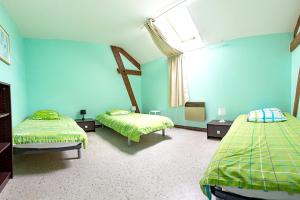 ein blaues Zimmer mit 2 Betten und einem Fenster in der Unterkunft Maison de 4 chambres avec jardin amenage et wifi a Monthenault in Monthenault
