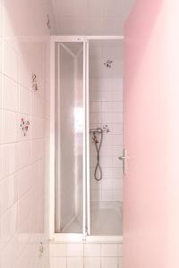 a shower with a glass door in a bathroom at Maison accueillante près de Monthenault, parfaite pour groupes in Monthenault +17 photos