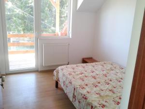 4 bedrooms house with furnished terrace at Mariselにあるベッド