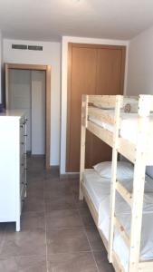 เตียงสองชั้นในห้องที่ 2 bedrooms appartement with city view shared pool and enclosed garden at Sant Jordi Castellon