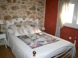 Postel nebo postele na pokoji v ubytování Maison de charme à Saint-Victor-la-Coste avec piscine partagée + 28 fotografií
