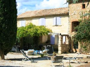 Zahrada ubytování Maison de charme à Saint-Victor-la-Coste avec piscine partagée