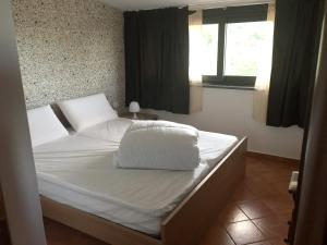 A bed or beds in a room at Spacious Apartment in Zafferana Etnea 65 m² with Private Garden